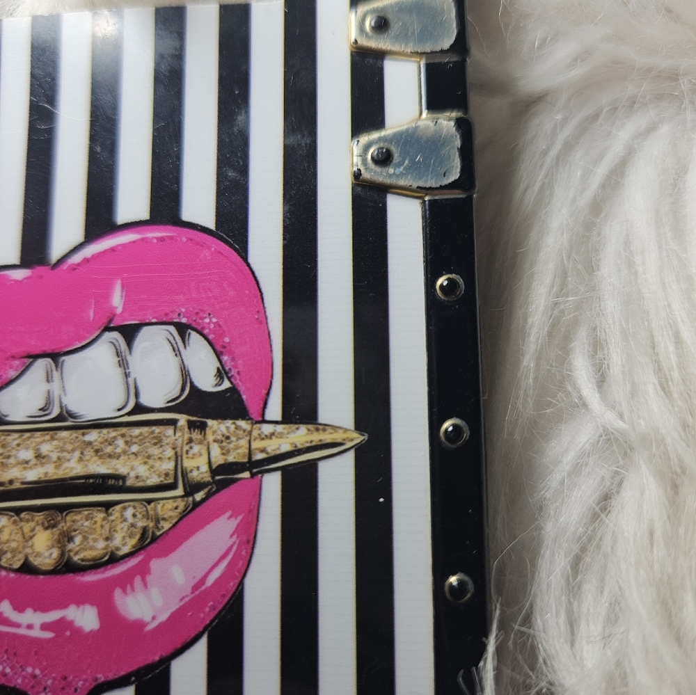 Galaxy S10 Case | Pink Dripping Lips Design | Striped Trunk-Style Phone Case - Picture 3 of 9
